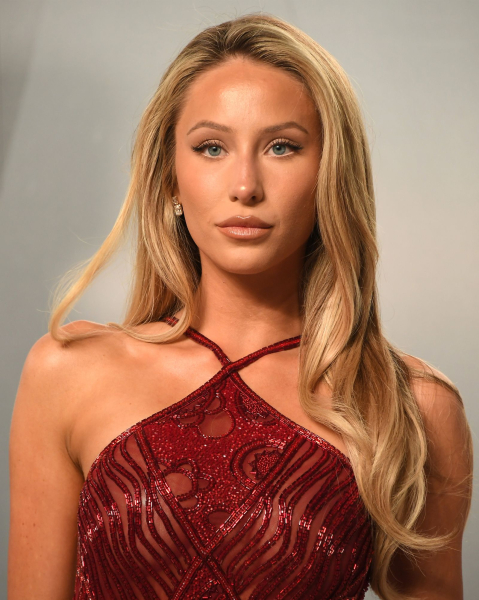Closeup of Alix Earle with Champagne blonde hair.